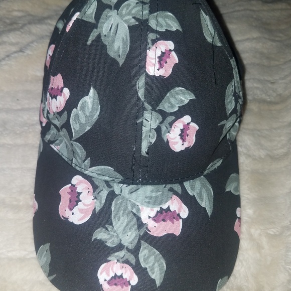 Black hat with flowers - Picture 5 of 6